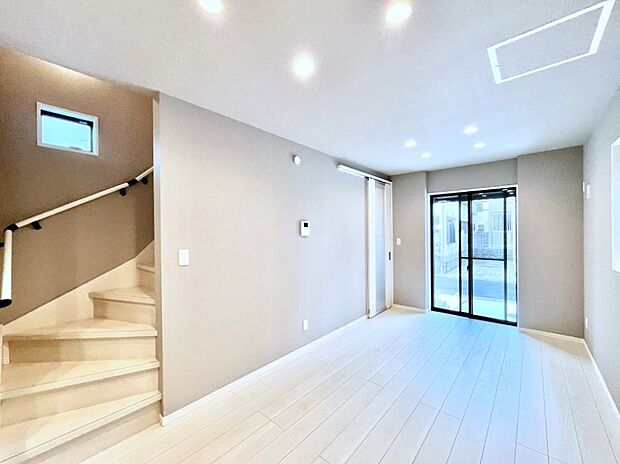 ~Living~ リビングに階段のある間取りです♪家族のコミュニケーションがスムーズに取れますね♪ゆとりある暮らしと心地よい住環境が紡ぐ贅沢な時間をご家族みんなでお過ごし下さい。