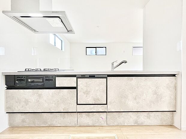 ~Kitchen~ 会話が弾むリビング、料理が愉しくなるキッチン。家は、ただ生活する場ではなく、暮らしを愉しく、快適にする場所。笑顔の毎日、安らぎの日々のために、最新の設備・仕様を採用。