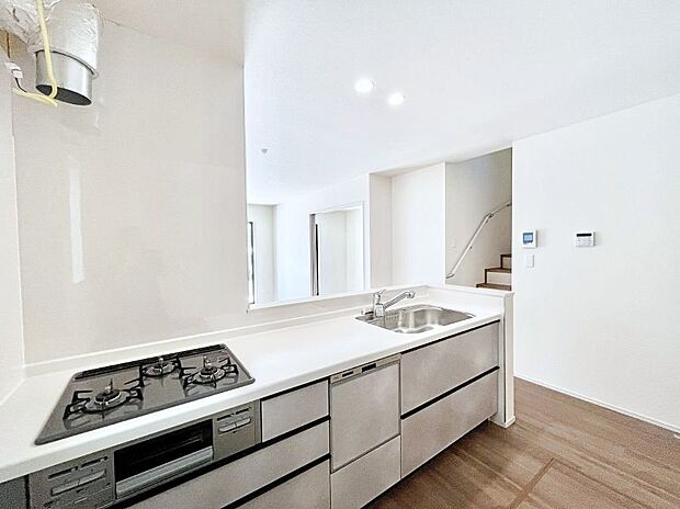 ◆A号棟◆~Kitchen~ 会話が弾むリビング、料理が愉しくなるキッチン。家は、ただ生活する場ではなく、暮らしを愉しく、快適にする場所。笑顔の毎日、安らぎの日々のために、最新の設備・仕様を採用。
