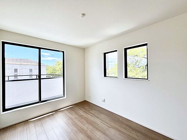 ◆A号棟◆~Bed Room~ 2面採光を確保した明るい室内は、風通しも良く、大変居心地の良い空間となっております。爽やかな風を感じて起きる朝は、快適生活の始まりに!日当たりや通風がとても良い住まい♪