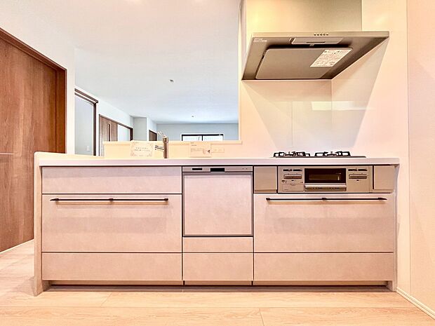 ~Kitchen~ 会話が弾むリビング、料理が愉しくなるキッチン。家は、ただ生活する場ではなく、暮らしを愉しく、快適にする場所。笑顔の毎日、安らぎの日々のために、最新の設備・仕様を採用。