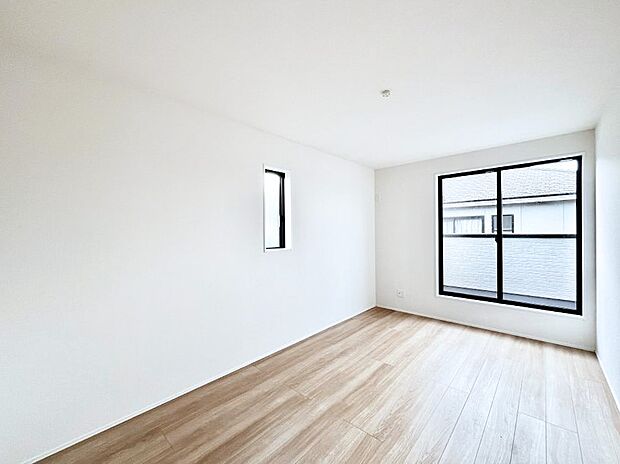 ～Bed Room～　バルコニーからの採光で朝もスッキリ目が覚めそうですね！穏やかな光が差し込む室内には、穏やかな時間が流れます。休日には、落ち着いた空間で自分の趣味を楽しむのはいかがですか。