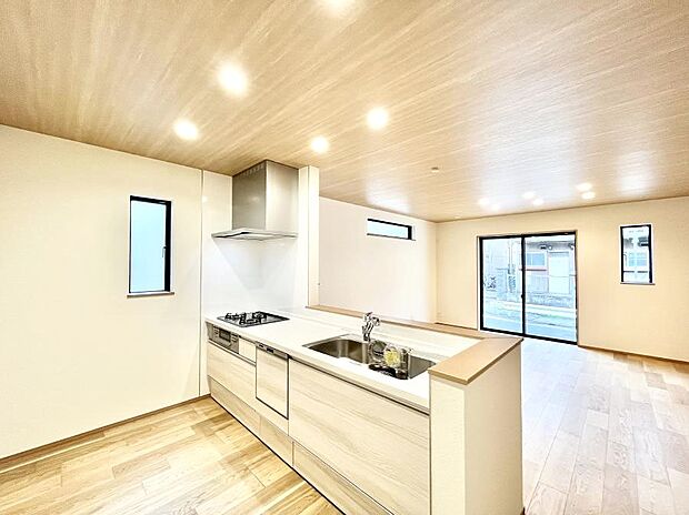 ～Kitchen～　自然光が入る窓のあるキッチン☆毎日使う場所だからこそ、使い勝手を考慮しました。ゆったりとしたキッチンコーナーは質感豊かな仕上がりとなっております。