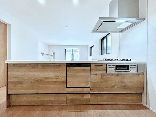 ~Kitchen~ 広くて使いやすいキッチンなら家族でいっしょに料理をつくったり、後片付けも手間なくできちゃいます♪収納もたっぷりあるので、いつもすっきりと清潔な印象を保てます。