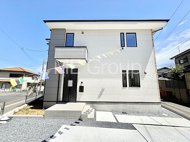 ～Exterior～　堂々たる趣ながら、主張し過ぎずどこか余裕を感じさせるシャープなフォルムで佇む邸宅は、晴天の空と照らし合わせる事で、本来あるべき完成形の姿を見せてくれます。