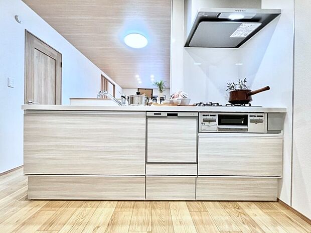 ~Kitchen~ 会話が弾むリビング、料理が愉しくなるキッチン。家は、ただ生活する場ではなく、暮らしを愉しく、快適にする場所。笑顔の毎日、安らぎの日々のために、最新の設備・仕様を採用。