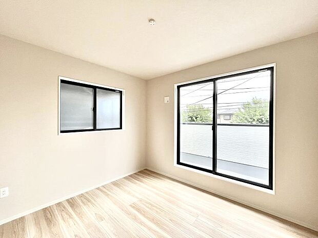 ◆1号棟◆~Bed Room~ 2面採光を確保した明るい室内は、風通しも良く、大変居心地の良い空間となっております。爽やかな風を感じて起きる朝は、快適生活の始まりに!日当たりや通風がとても良い住まい♪