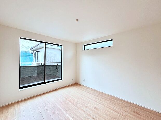 ～Bed Room～　バルコニーからの採光で朝もスッキリ目が覚めそうですね！穏やかな光が差し込む室内には、穏やかな時間が流れます。休日には、落ち着いた空間で自分の趣味を楽しむのはいかがですか。