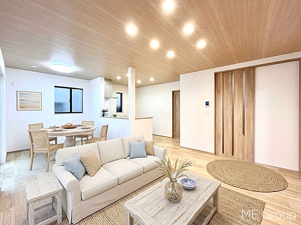 落ち着いた雰囲気のLDKは家族みんなの快適空間※家具はCGです