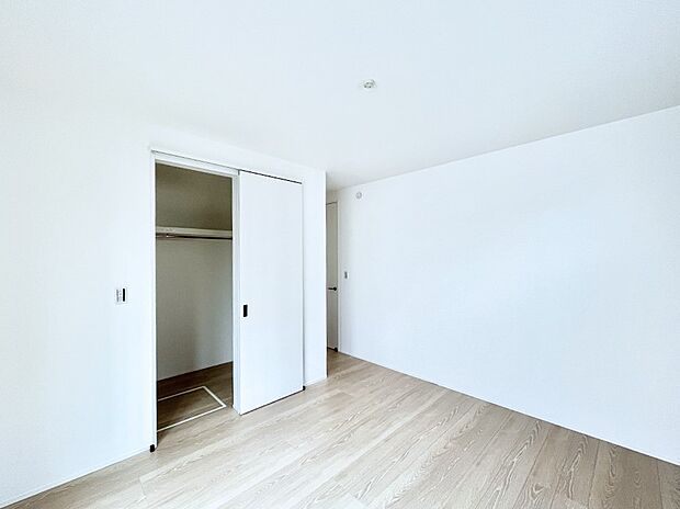 【寝室】◆1号棟◆~Bed Room~ ゆとりある広さを確保した主寝室は、大きなベッドを置いても圧迫感がありません。豊富な収納スペースを備え、お部屋をすっきり保ちながら心地よい眠りへと誘います。