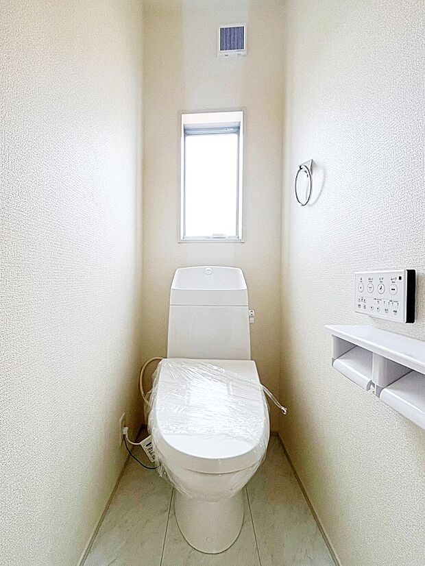 【トイレ】綺麗・スッキリ・快適なウォシュレット付トイレでくつろげる空間です。
