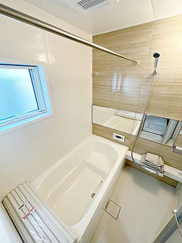 【浴室】■2号棟■　一日の疲れを取る浴室は広めの浴槽が嬉しいですね。窓付も◎  