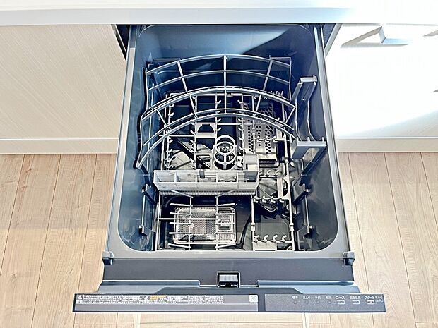 【食洗機】後片付けが楽になる食洗機も標準装備で付いております。使ったお皿を入れてスイッチを押すだけ！時間の有効活用にも重宝します。  