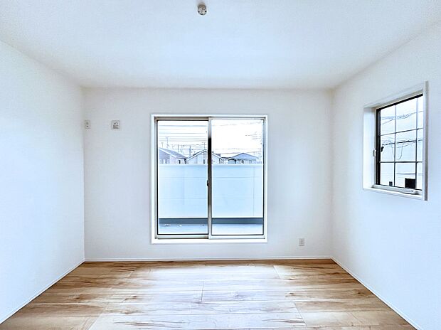 【寝室】◆B6号棟◆～Bed Room～2面採光を確保した明るい室内は、風通しも良く、大変居心地の良い空間となっております。爽やかな風を感じて起きる朝は、快適生活の始まりに！日当たりや通風がとても良い住まい♪