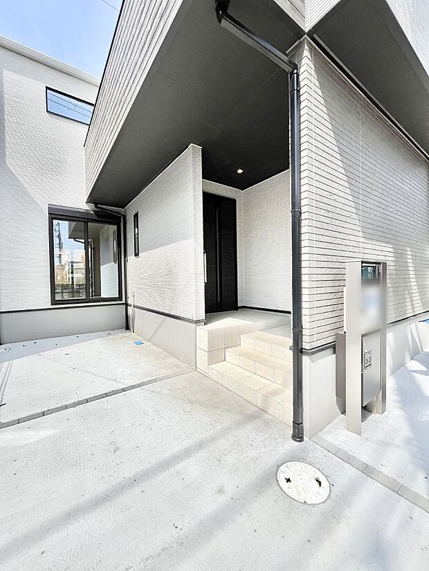 【玄関】玄関前は雨が降っても濡れにくい屋根付き