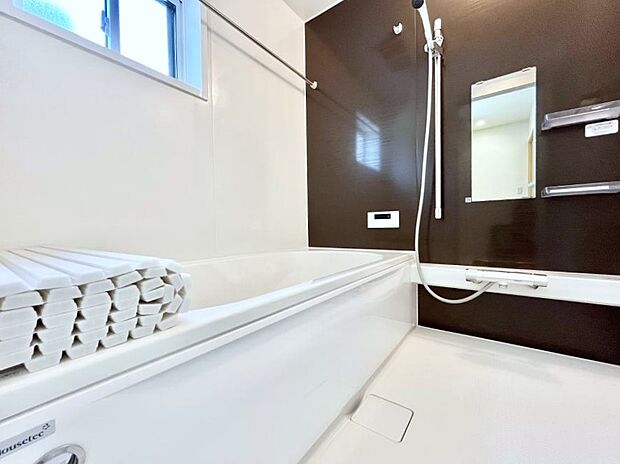 【浴室】~Bath Room~ 落ち着いた雰囲気の浴室で明日に向けてリフレッシュ。浴室乾燥機能も付いているので隣の洗濯機置き場で洗い上がった洗濯物を、雨の日も天気を気にせず乾燥させることも可能です。