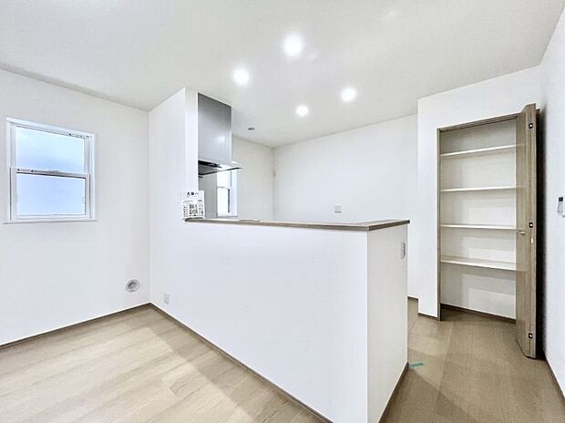 【その他設備(パントリー)】◆2号棟◆キッチンにはパントリー!食材のストックはもちろん、日用品の収納など使い方はいろいろ!