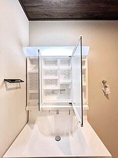 その他設備(三面鏡裏収納)