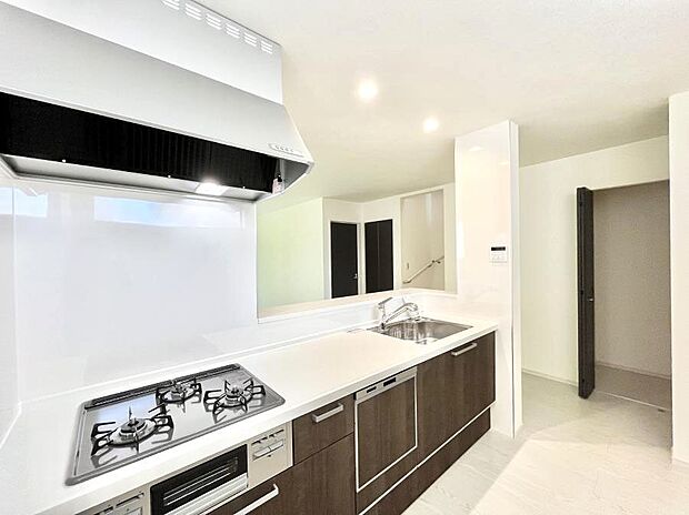 【ダイニングキッチン】◆1号棟◆～Kitchen～　会話が弾むリビング、料理が愉しくなるキッチン。家は、ただ生活する場ではなく、暮らしを愉しく、快適にする場所。笑顔の毎日、安らぎの日々のために、最新の設備・仕様を採用。