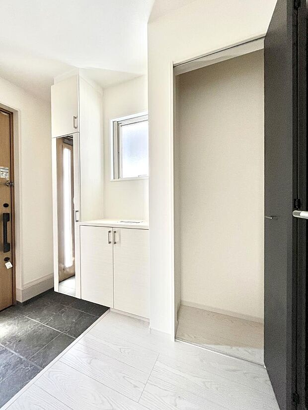 【その他設備(玄関ホール収納)】◆1号棟◆玄関ホール収納です。掃除道具やお出かけ用グッズの収納に便利です。