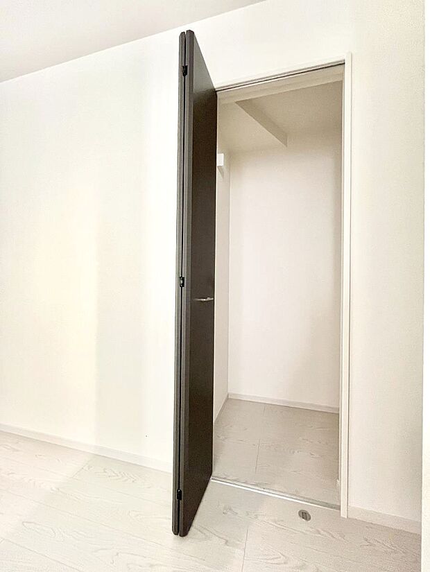 【その他設備(パントリー)】◆1号棟◆キッチンにはパントリー！食材のストックはもちろん、日用品の収納など使い方はいろいろ！