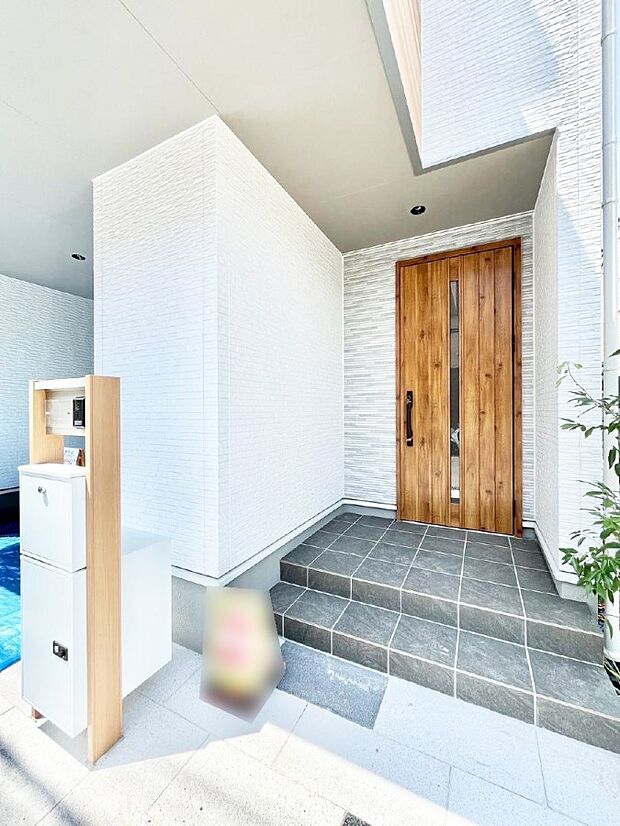 【玄関】玄関前は雨が降っても濡れにくい屋根付き