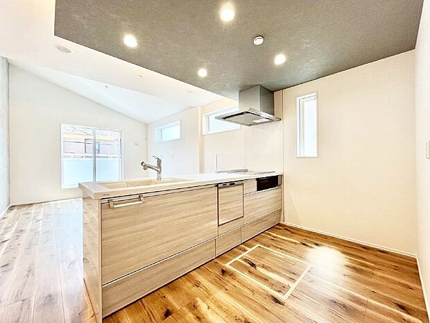 【ダイニングキッチン】~Kitchen~ 会話が弾むリビング、料理が愉しくなるキッチン。家は、ただ生活する場ではなく、暮らしを愉しく、快適にする場所。笑顔の毎日、安らぎの日々のために、最新の設備・仕様を採用。