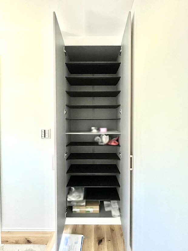 【その他設備(シューズボックス)】たっぷり収納できるシューズボックスで家族全員の靴も、玄関すっきり。