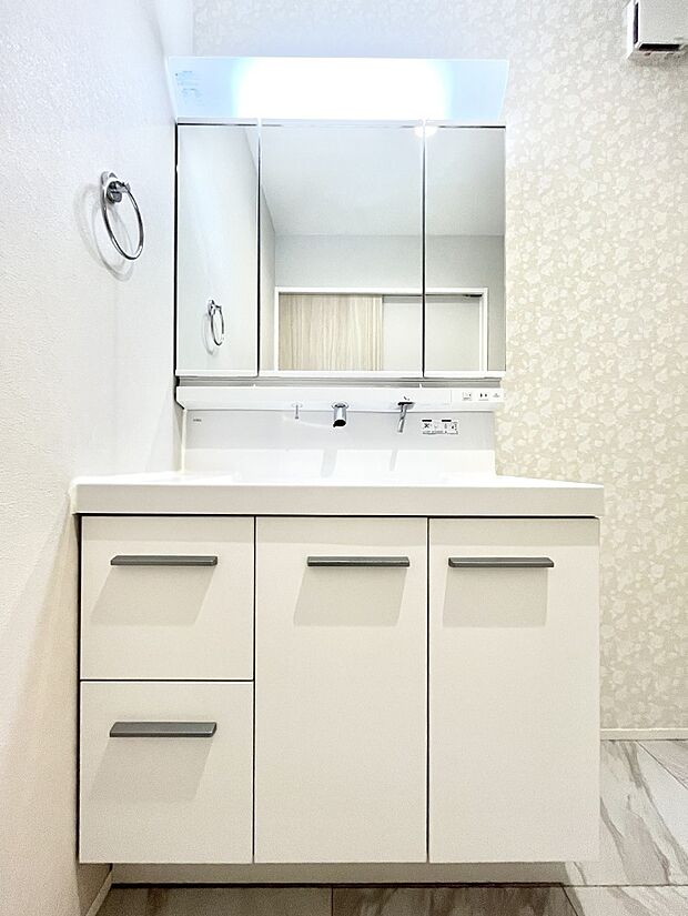 【洗面台・洗面所】~Dressing Room~ 十分な大きさの洗面台は収納もさる事ながら、身だしなみチェックや歯磨きなど、朝の慌ただしい時間でもホテルライクなスペースで余裕とゆとりを感じて頂けます。