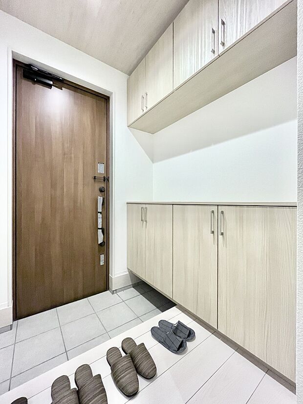 【玄関】~Entrance~ 家の中でお客様を迎える最初の場所である玄関は、家の印象そのものです!豊富な玄関収納で、常に綺麗に保つことが出来ます♪玄関にはたっぷり収納の下駄箱を完備!