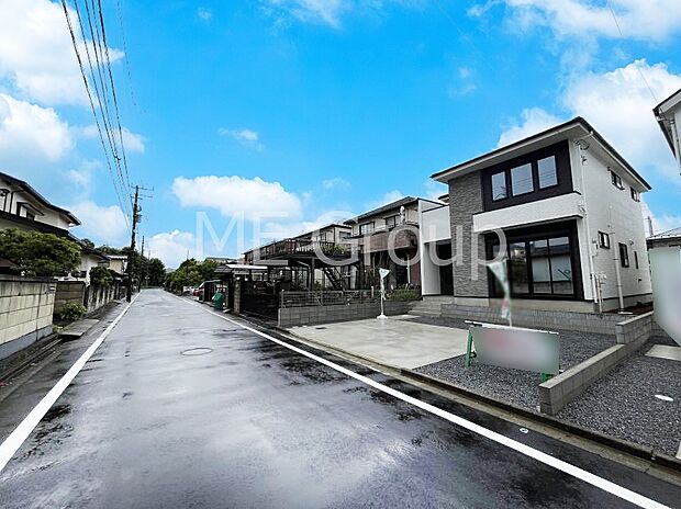 【前面道路含む現地写真】前面道路:南東 6m 公道 前面道路は閑静な住宅地をはしる車通りの少ない道路。 駐車の出し入れもらくらくです!ご不明点・現地見学のご希望は、お気軽にお問い合わせください!