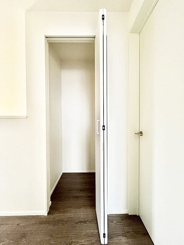 【その他設備(廊下収納)】◆1号棟◆掃除用具や生活雑貨の保管に便利な廊下収納