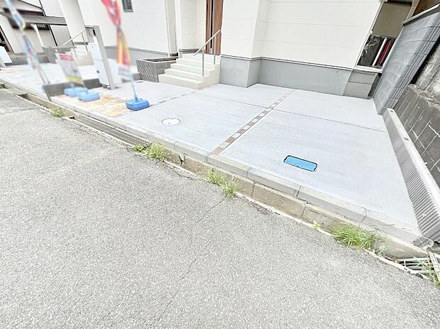 【駐車場】◆2号棟◆~Exterior~ 嬉しいコンクリート仕上げのカースペース。雨の日も足元を気にせず外出できます。空いたスペースには、花や緑で彩るガーデニングもオススメです。