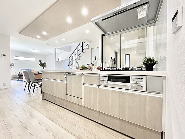 【ダイニングキッチン】◆NO.19◆~Kitchen~ リビングが見渡せるカウンターキッチン。 料理をしながら家族とコミュニケーションをとれるだけでなく、大きな開放感も得ることができます。