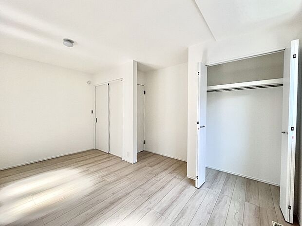 【寝室】◆NO.19◆Bed Room~居室には収納クローゼットを完備!普段使いのお洋服や小物はもちろん、季節物のお洋服などもしっかりと整理整頓おしまい頂けます。 居室空間を広く使用できますね。