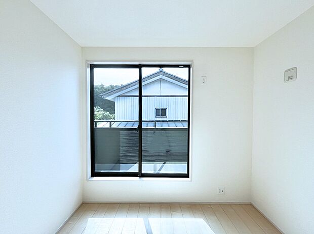 【寝室】◆２号棟◆～Bed Room～　木の温もりがやさしいフローリングは安らぎをもたらすプライベート空間。明るめのフローリングですので、壁紙ともマッチし、お部屋を更に広く見せてくれる効果も。