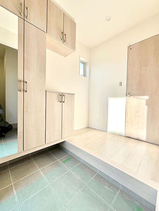 【玄関】◆2号棟◆~Entrance~ 下駄箱ミラー付なので、お出かけ前の身だしなみチェックに◎玄関はお客様をお出迎えする一番最初の場所、帰ってくる時に入る最初の場所。そんな場所だからこそ、より良い空間に♪