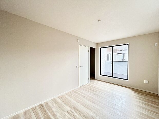 【寝室】~Bed Room~ 「今日も一日お疲れ様」とご夫婦でゆったりくつろげる寝室。毎日の家事やお仕事に疲れた日はフカフカのベットで癒されてください。テレビや本棚をおいても快適な広さが自慢♪