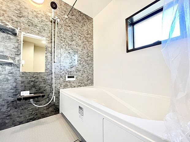 【浴室】～Bath Room～　窓付きのバスルームは、採光もあり明るく気持ちの良い空間です。窓があることで、換気環境も良好。ゆったり寛げるバスルームで、毎日のバスタイムが楽しみになりそうです。