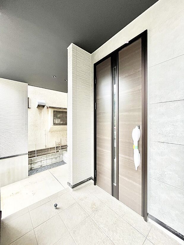 【玄関】玄関前は雨が降っても濡れにくい屋根付き