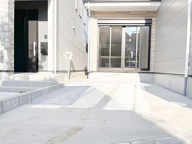 【駐車場】◆3号棟◆~Parking~ 嬉しいコンクリート仕上げのカースペース。雨の日も足元を気にせず外出できます。空いたスペースには、花や緑で彩るガーデニングもオススメです。