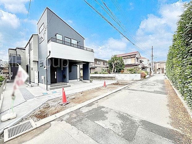 【前面道路含む現地写真】前面道路:北東 4m 私道 前面道路は閑静な住宅地をはしる車通りの少ない道路。 駐車の出し入れもらくらくです!ご不明点・現地見学のご希望は、お気軽にお問い合わせください!