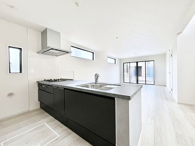 【ダイニングキッチン】◆１号棟◆～Kitchen～リビングが見渡せるカウンターキッチン。 料理をしながら家族とコミュニケーションをとれるだけでなく、大きな開放感も得ることができます。 お子様の成長も感じることができますね！