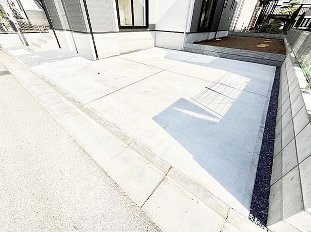 【駐車場】～Parking～　駐車場２台置けます！(車種による)自転車置き場や物置場として、お子様の遊ぶスペースとして、ゆとりある敷地だからこそ可能な多用途にご利用いただけるスペースです。