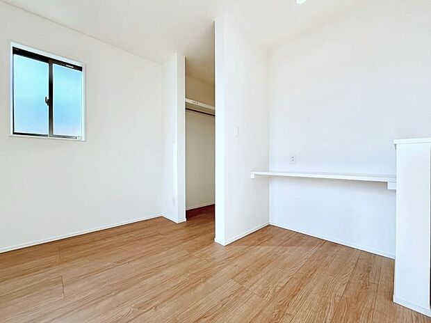 【寝室】スタディカウンタースペースとウォークインクローゼットがあるお部屋。