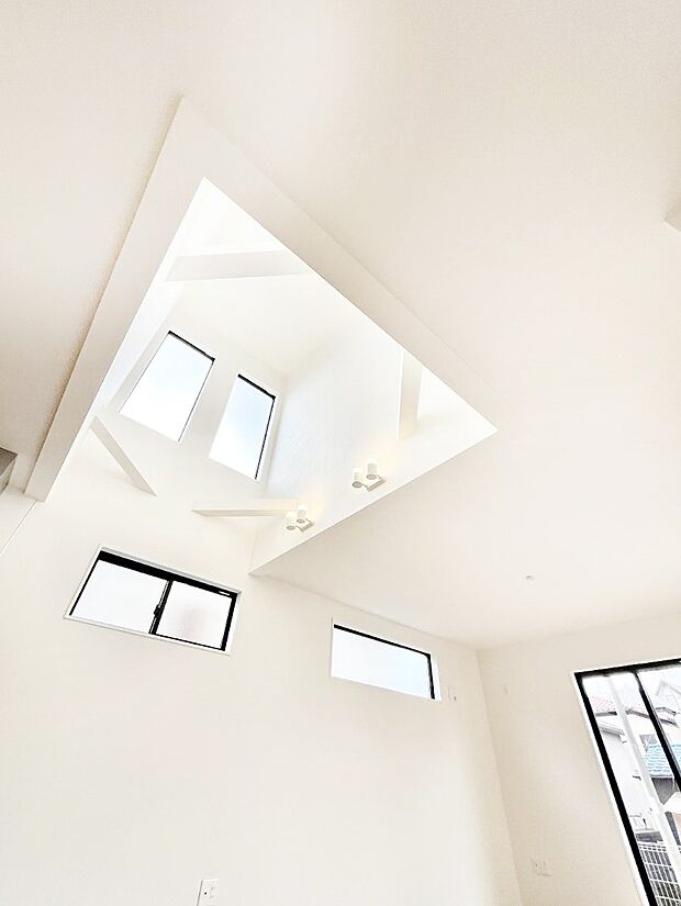 【その他設備(吹き抜け )】明るい日差しが差し込む吹き抜け設計