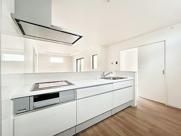 【ダイニングキッチン】~Kitchen~ リビングが見渡せるカウンターキッチン。 料理をしながら家族とコミュニケーションをとれるだけでなく、大きな開放感も得ることができます。 お子様の成長も感じることができますね!