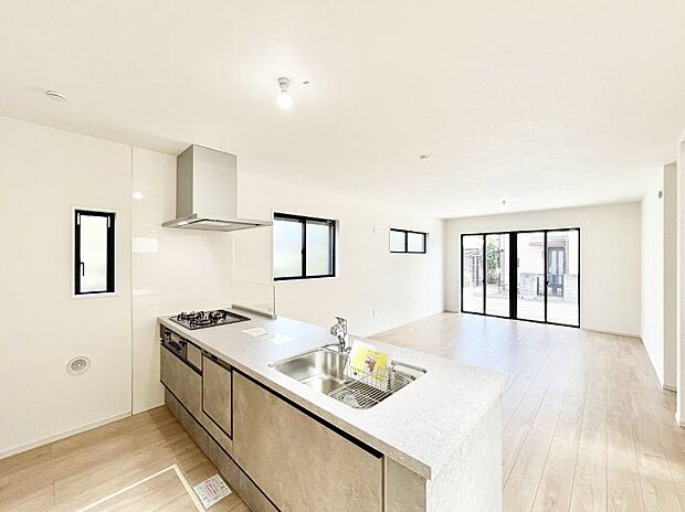 【ダイニングキッチン】◆1号棟◆~Kitchen~ 「さぁ今日は何を作ろう」こんなキッチンなら思いっきり料理ができちゃいます。キッチンからはリビングが一望できます。家族がつながるお家がここにございます。