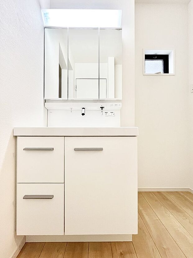 【洗面台・洗面所】◆1号棟◆~Dressing Room~ 暗くなりがちな洗面所も窓があると採光と換気が可能なので気持ちよくお使い頂けます。三面鏡タイプの洗面台は鏡裏収納で散らかりがちな洗面所もスッキリ♪