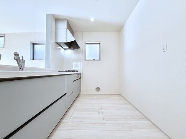 【ダイニングキッチン】◆１号棟◆～Kitchen～　自然光が入る窓のあるキッチン☆毎日使う場所だからこそ、使い勝手を考慮しました。ゆったりとしたキッチンコーナーは質感豊かな仕上がりとなっております。